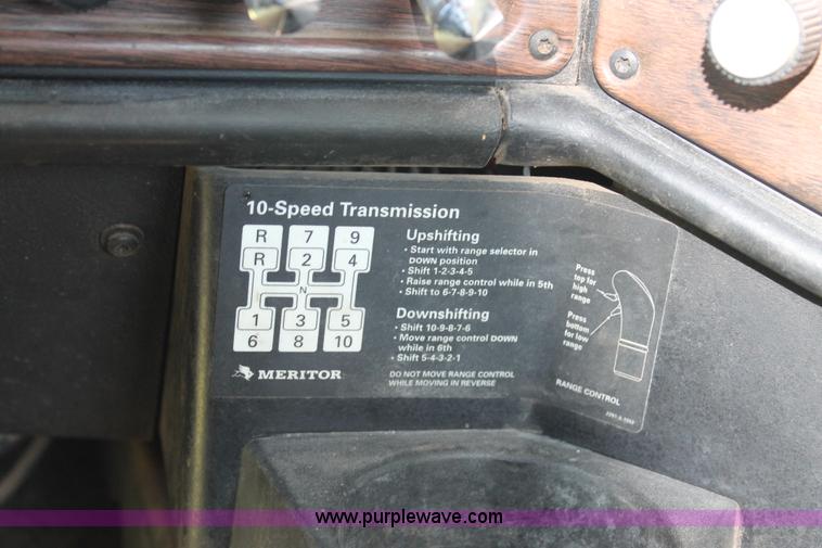 image for item L4251 2000 Freightliner FLD semi truck