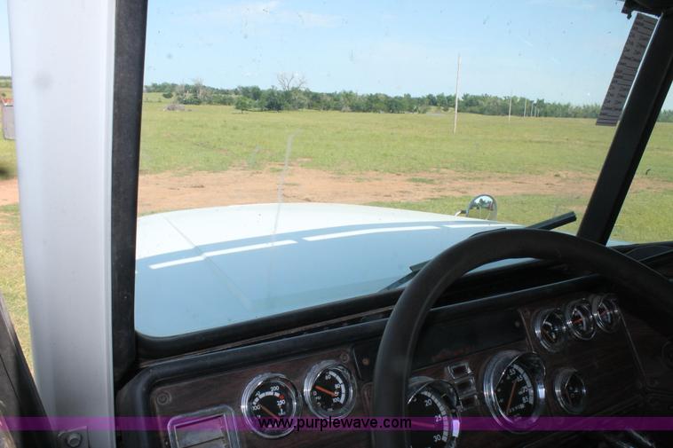 image for item L4251 2000 Freightliner FLD semi truck