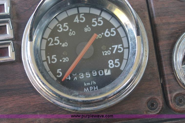 image for item L4251 2000 Freightliner FLD semi truck