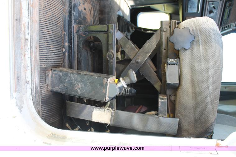 image for item L4251 2000 Freightliner FLD semi truck