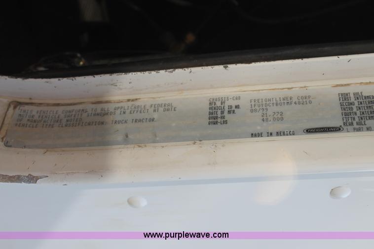 image for item L4251 2000 Freightliner FLD semi truck