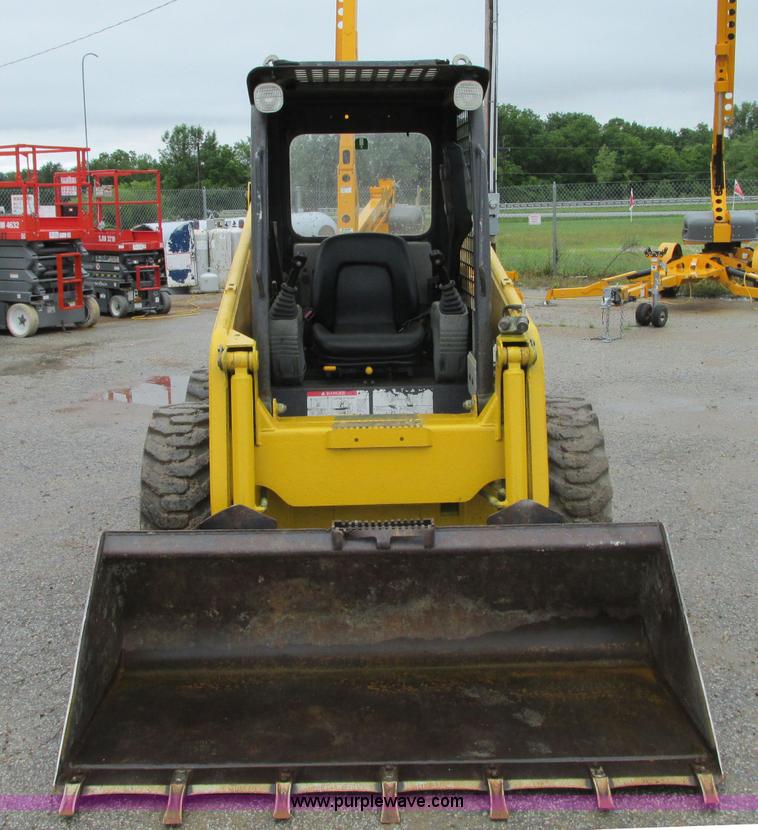 image for item R9316 2003 Komatsu SK815 skid steer