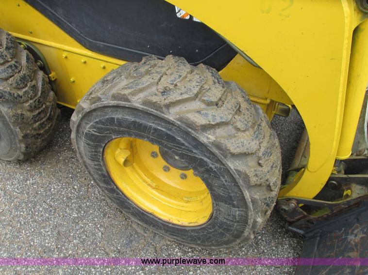 image for item R9316 2003 Komatsu SK815 skid steer