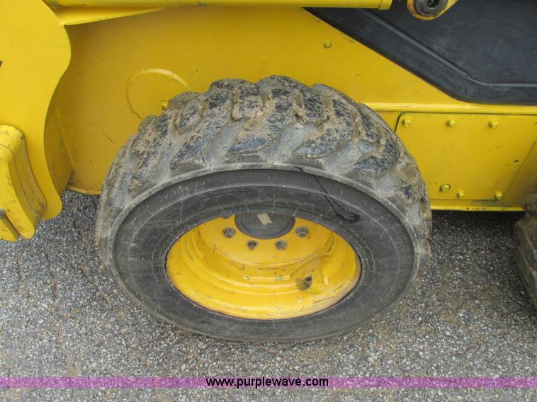 image for item R9316 2003 Komatsu SK815 skid steer