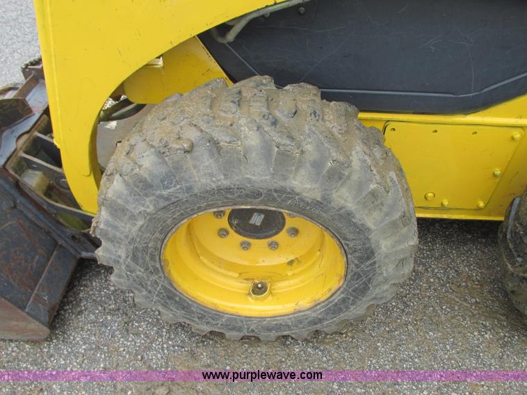 image for item R9316 2003 Komatsu SK815 skid steer