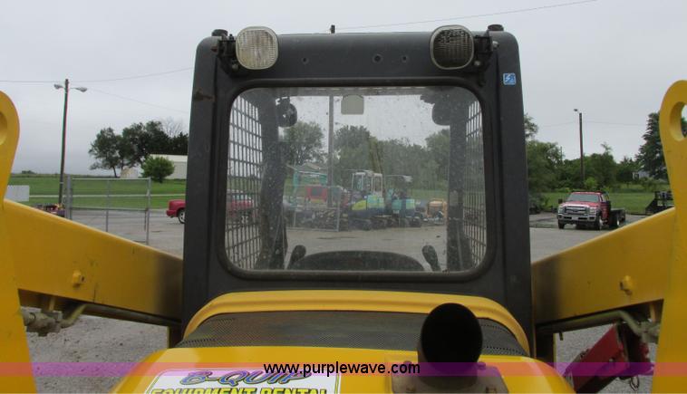image for item R9316 2003 Komatsu SK815 skid steer
