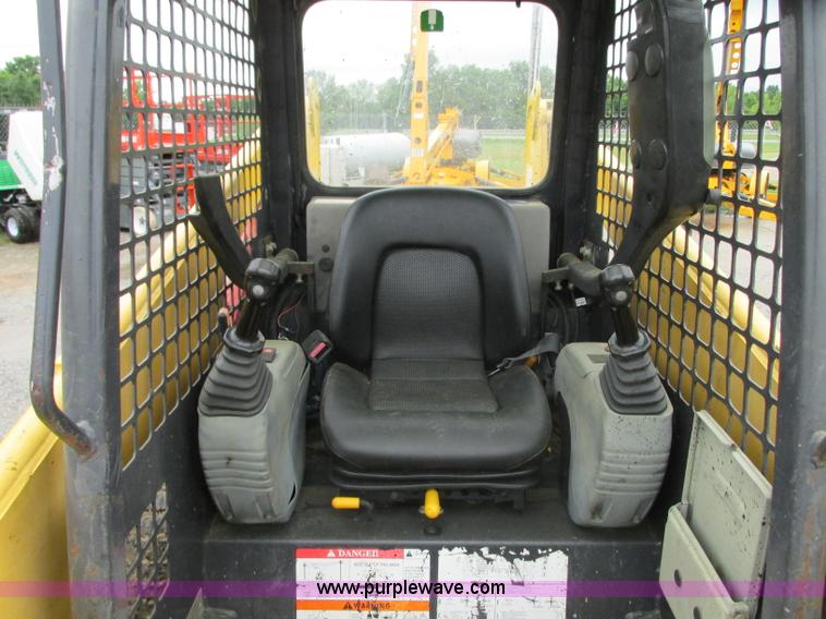 image for item R9316 2003 Komatsu SK815 skid steer