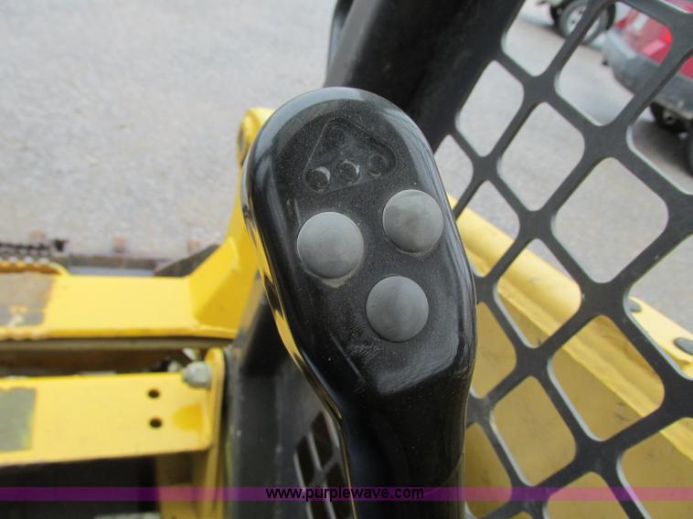 image for item R9316 2003 Komatsu SK815 skid steer