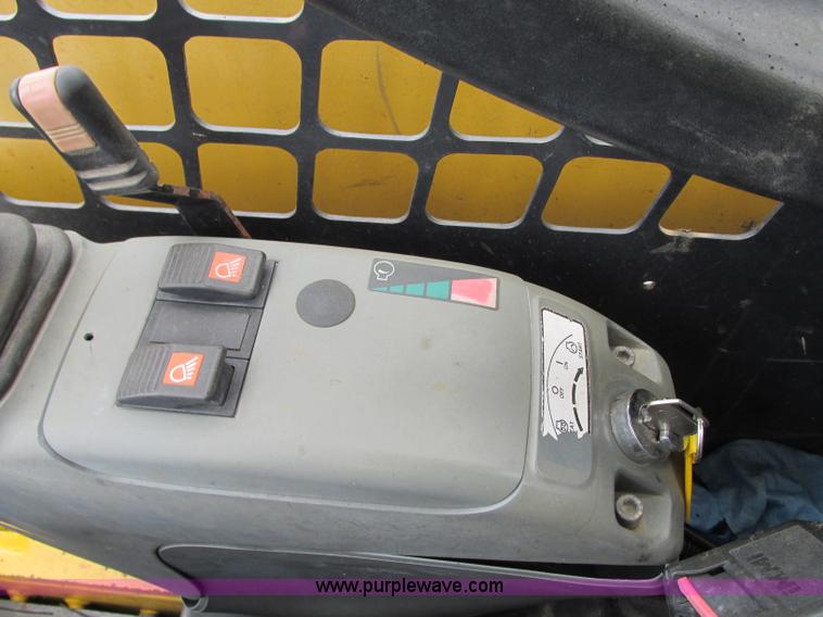 image for item R9316 2003 Komatsu SK815 skid steer