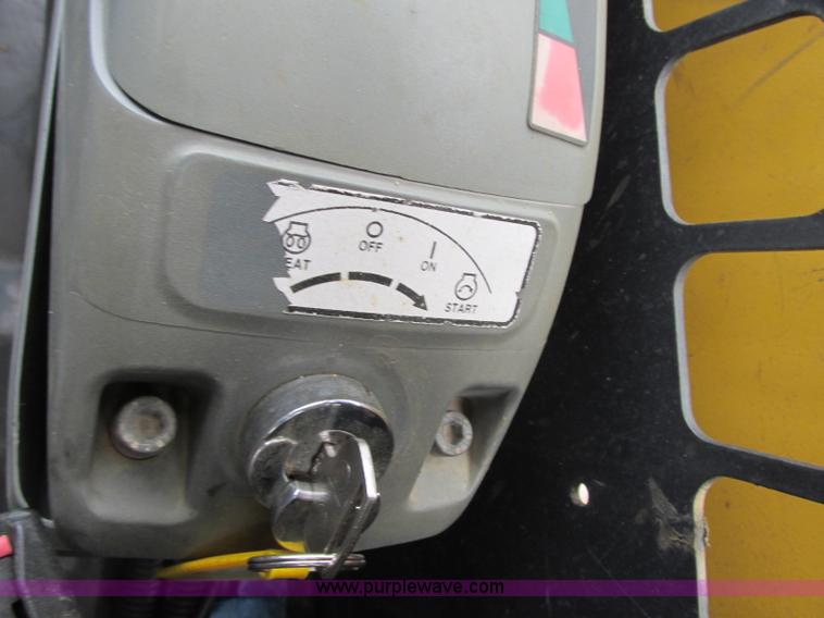 image for item R9316 2003 Komatsu SK815 skid steer