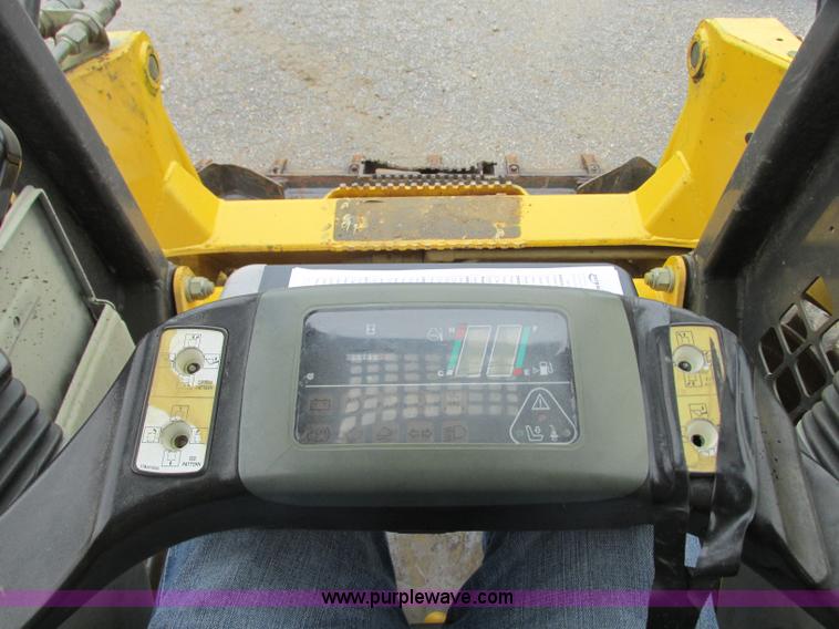 image for item R9316 2003 Komatsu SK815 skid steer