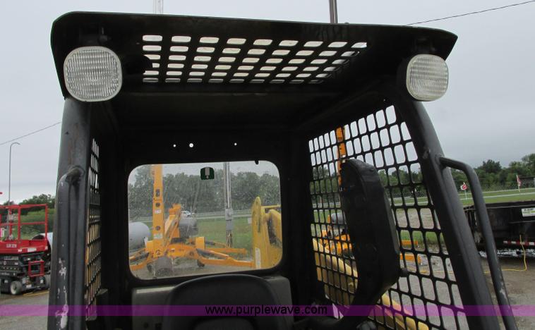 image for item R9316 2003 Komatsu SK815 skid steer