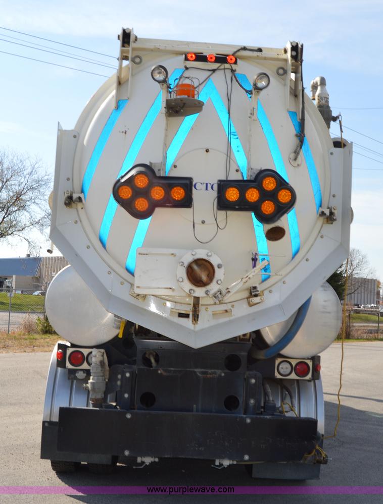 image for item Z9045 2000 Sterling L7501 vacuum truck