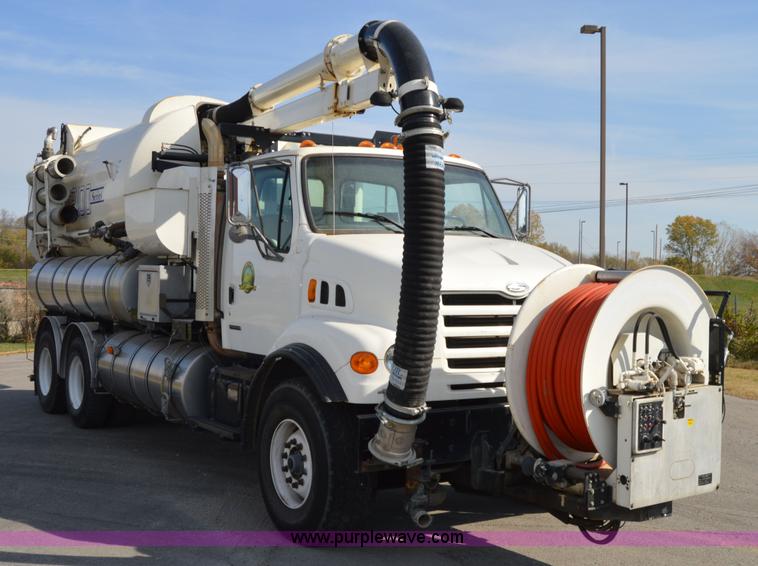 image for item Z9045 2000 Sterling L7501 vacuum truck