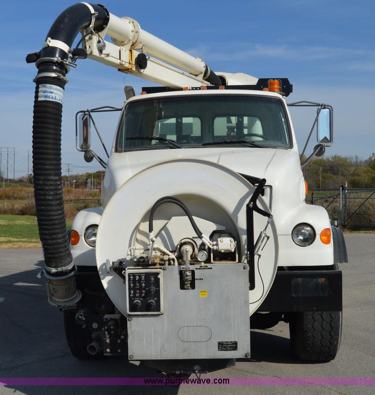 image for item Z9045 2000 Sterling L7501 vacuum truck