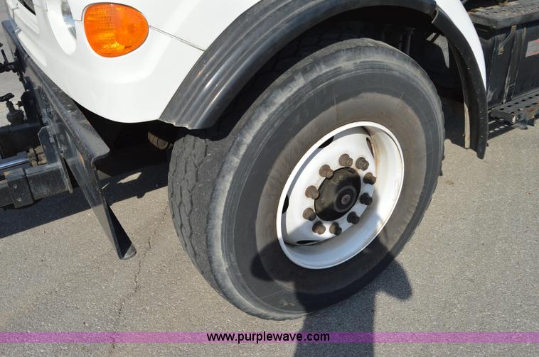 image for item Z9045 2000 Sterling L7501 vacuum truck