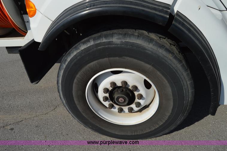 image for item Z9045 2000 Sterling L7501 vacuum truck