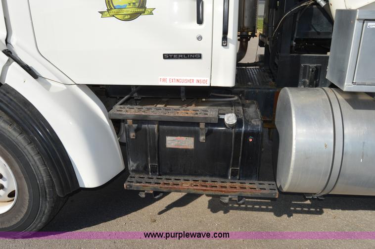 image for item Z9045 2000 Sterling L7501 vacuum truck