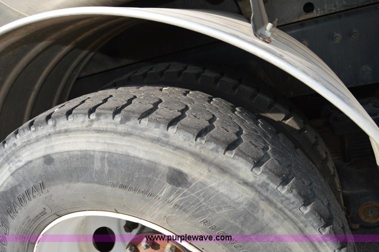 image for item Z9045 2000 Sterling L7501 vacuum truck