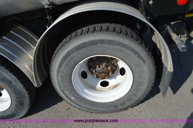 image for item Z9045 2000 Sterling L7501 vacuum truck