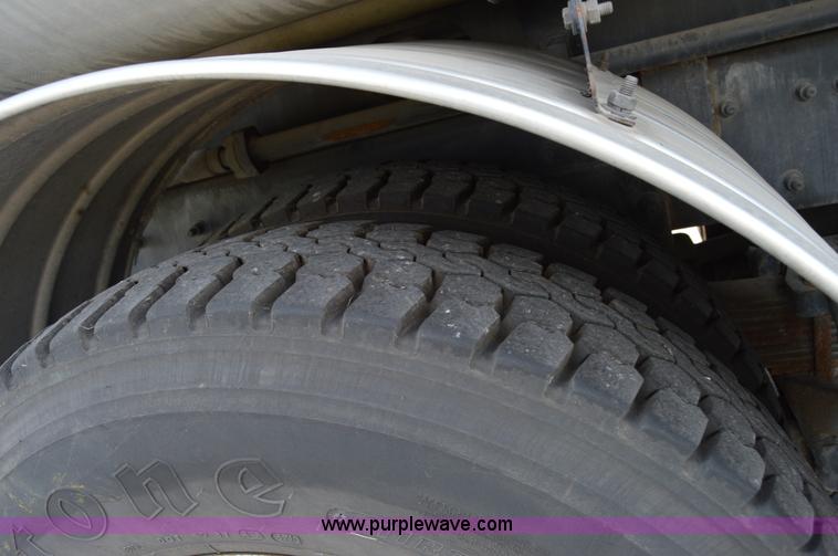 image for item Z9045 2000 Sterling L7501 vacuum truck