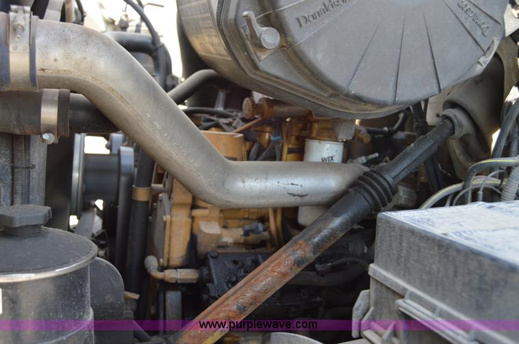 image for item Z9045 2000 Sterling L7501 vacuum truck