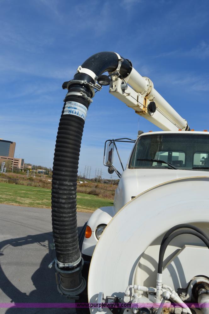 image for item Z9045 2000 Sterling L7501 vacuum truck