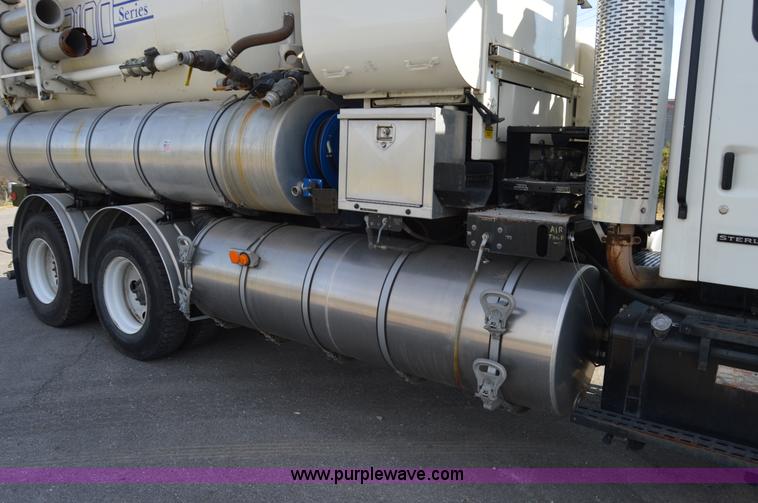 image for item Z9045 2000 Sterling L7501 vacuum truck