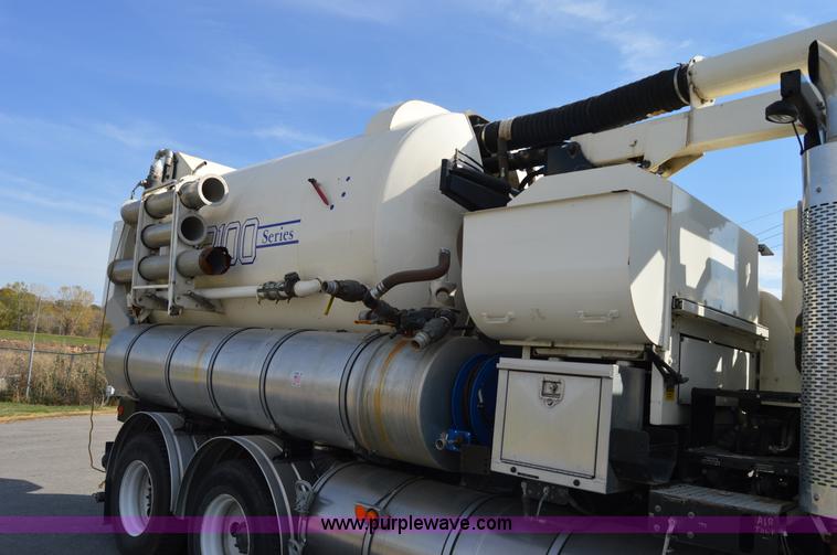 image for item Z9045 2000 Sterling L7501 vacuum truck