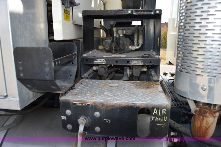 image for item Z9045 2000 Sterling L7501 vacuum truck