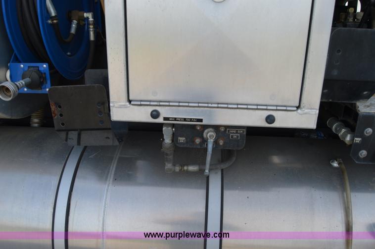 image for item Z9045 2000 Sterling L7501 vacuum truck