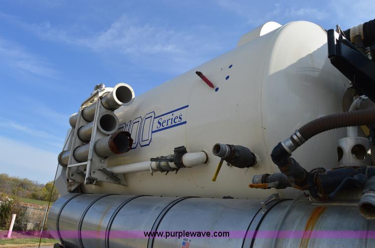 image for item Z9045 2000 Sterling L7501 vacuum truck