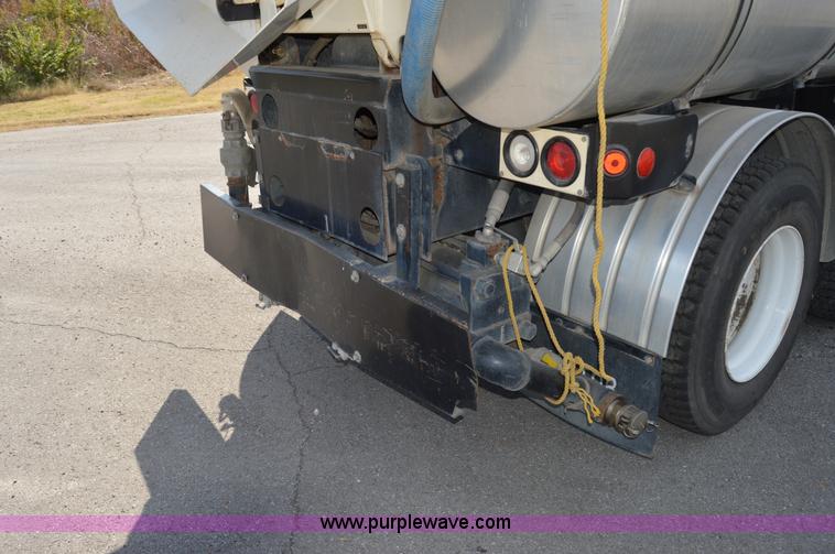 image for item Z9045 2000 Sterling L7501 vacuum truck