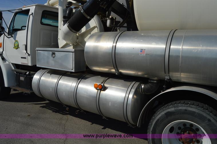 image for item Z9045 2000 Sterling L7501 vacuum truck