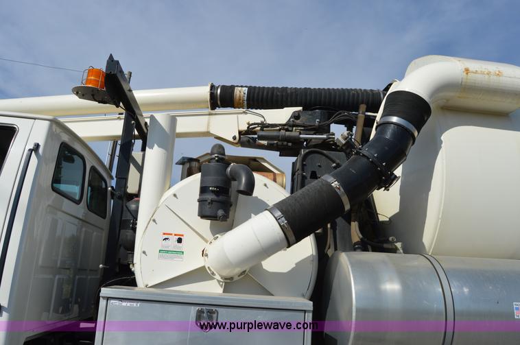 image for item Z9045 2000 Sterling L7501 vacuum truck