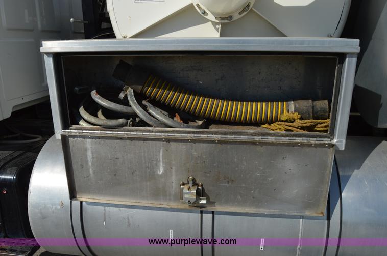 image for item Z9045 2000 Sterling L7501 vacuum truck