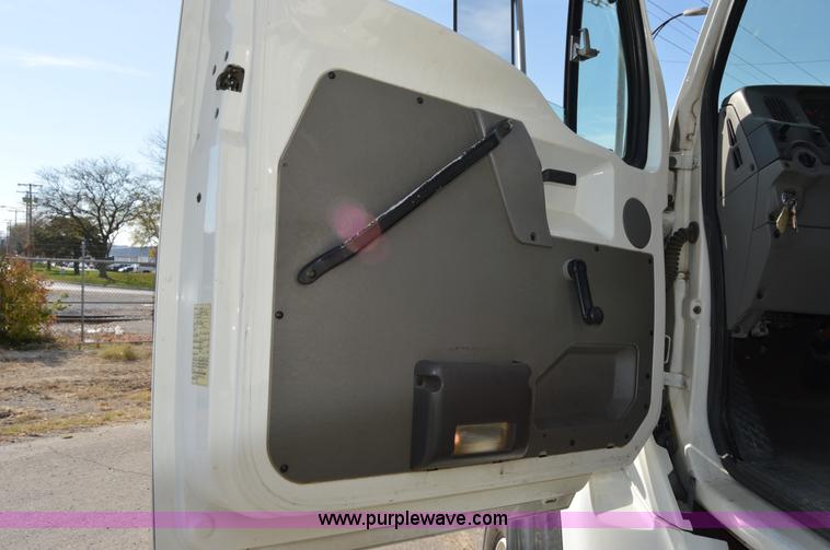 image for item Z9045 2000 Sterling L7501 vacuum truck