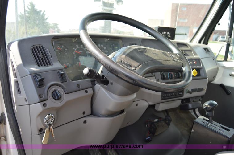 image for item Z9045 2000 Sterling L7501 vacuum truck