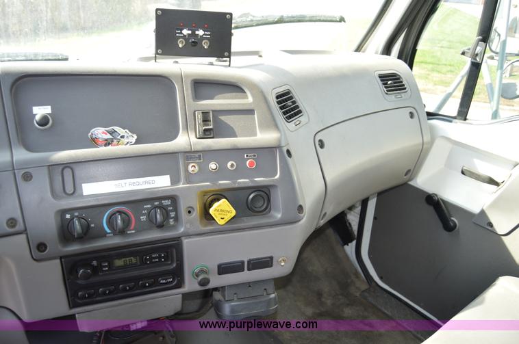 image for item Z9045 2000 Sterling L7501 vacuum truck