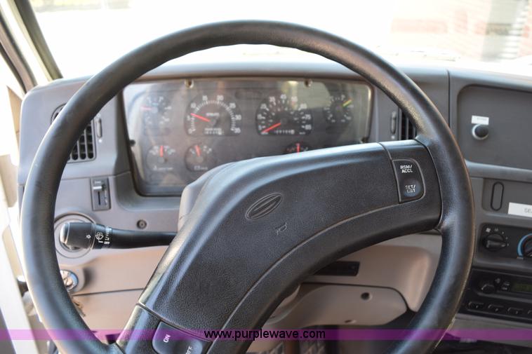 image for item Z9045 2000 Sterling L7501 vacuum truck