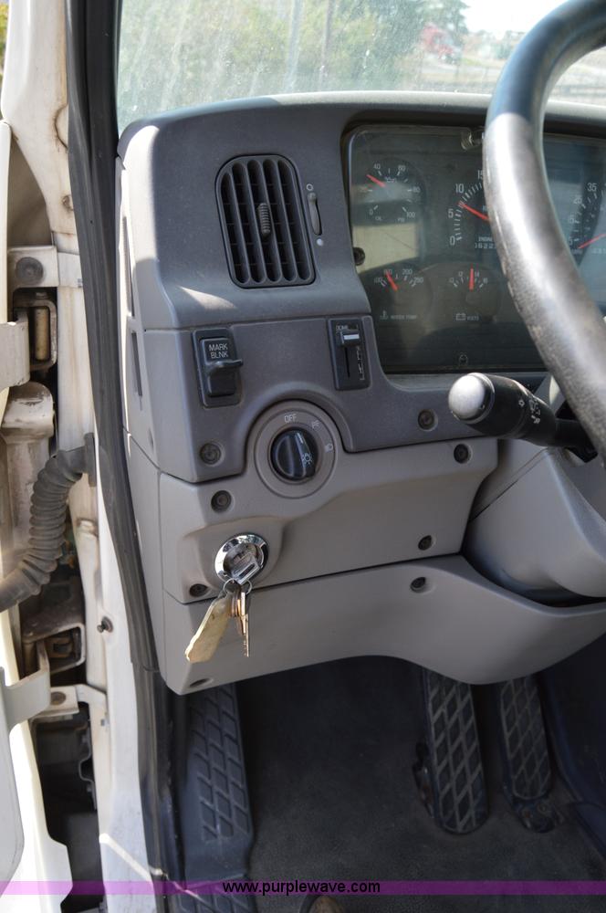 image for item Z9045 2000 Sterling L7501 vacuum truck