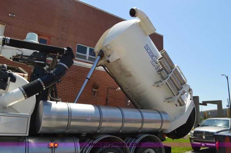 image for item Z9045 2000 Sterling L7501 vacuum truck