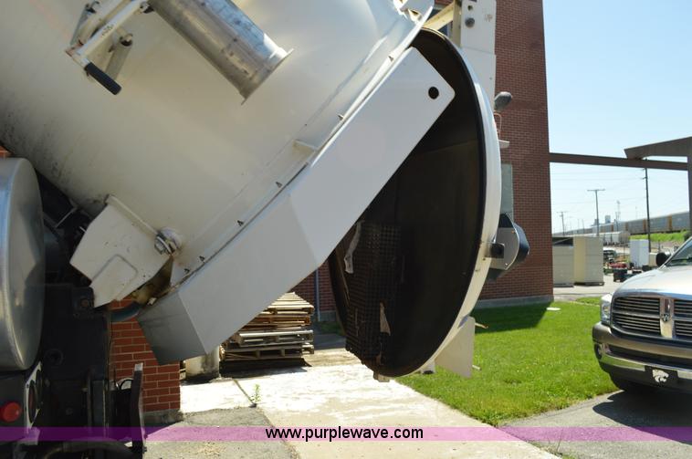 image for item Z9045 2000 Sterling L7501 vacuum truck