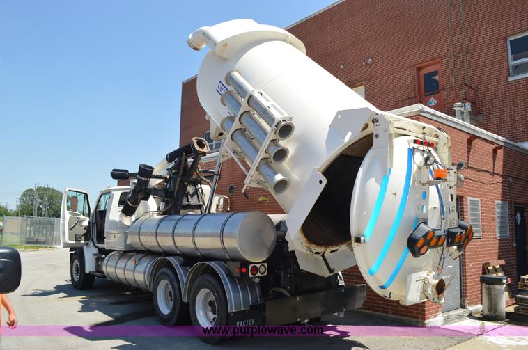 image for item Z9045 2000 Sterling L7501 vacuum truck