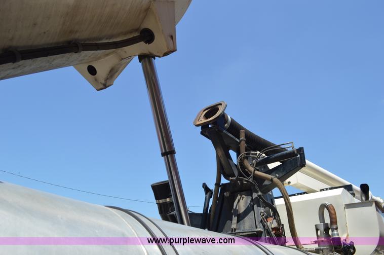 image for item Z9045 2000 Sterling L7501 vacuum truck