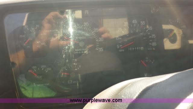 image for item Z9045 2000 Sterling L7501 vacuum truck