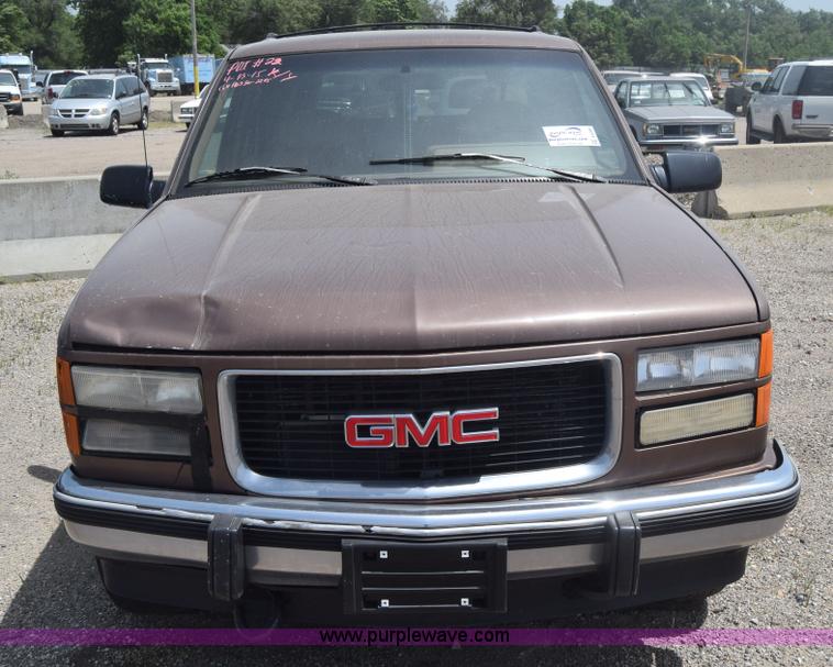 image for item E6388 1994 GMC Suburban 1500 SUV