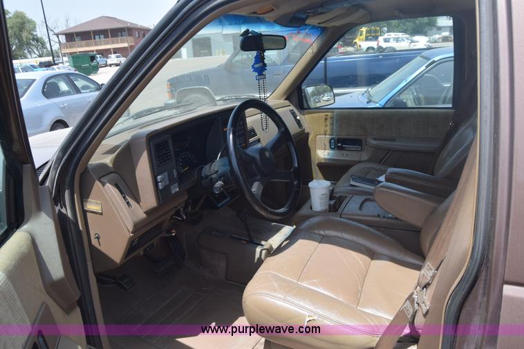 image for item E6388 1994 GMC Suburban 1500 SUV
