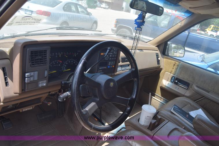 image for item E6388 1994 GMC Suburban 1500 SUV