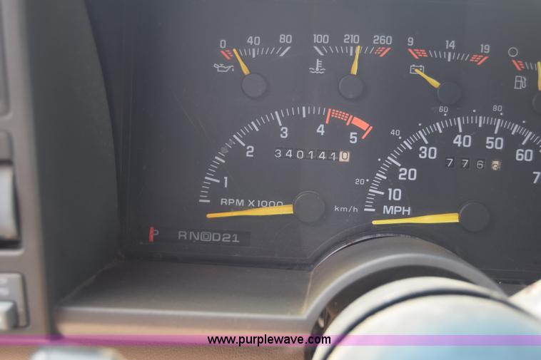 image for item E6388 1994 GMC Suburban 1500 SUV